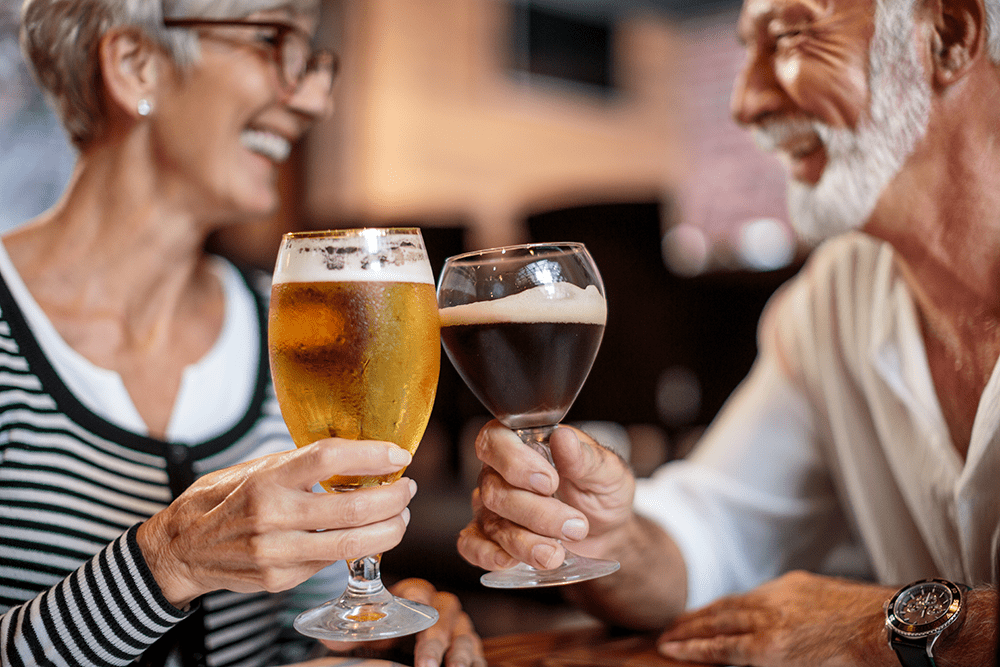 Couple clinking beer glasses: "Cheers!"